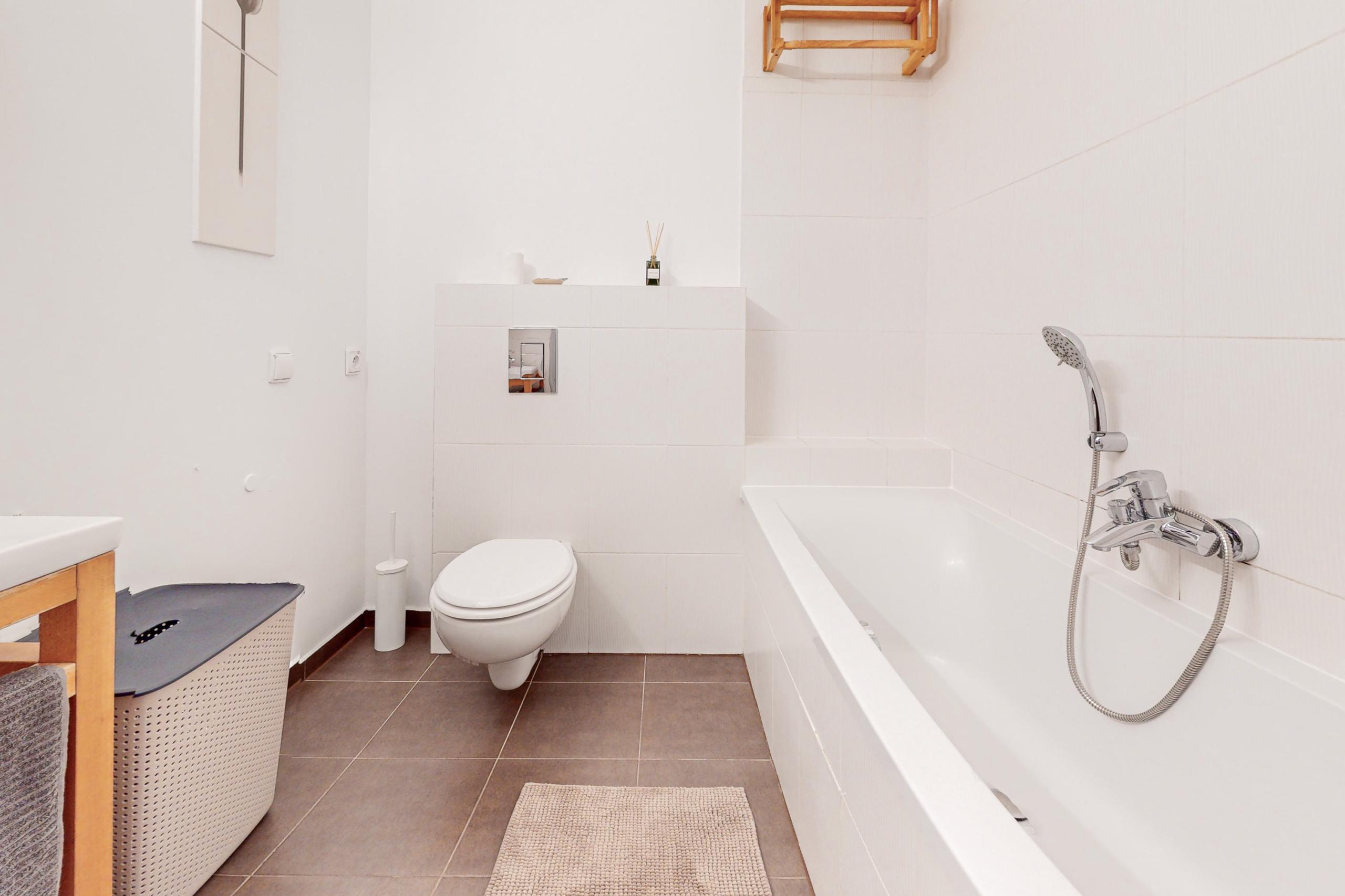 Kawalerka-z-odzielna-kuchnia-Bathroom-13